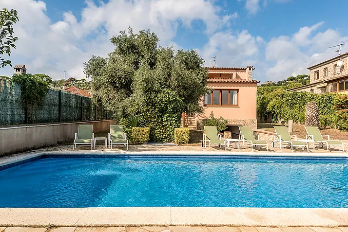 Una casa àmplia amb 5 apartaments separats i zona exterior comuna.