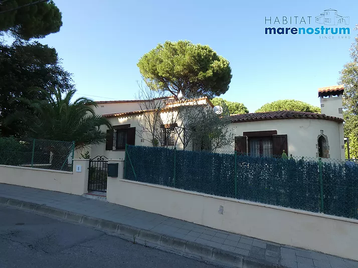 Casa amb piscina de planta baixa amb aire condicionat.