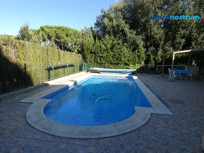 Casa amb piscina de planta baixa amb aire condicionat.